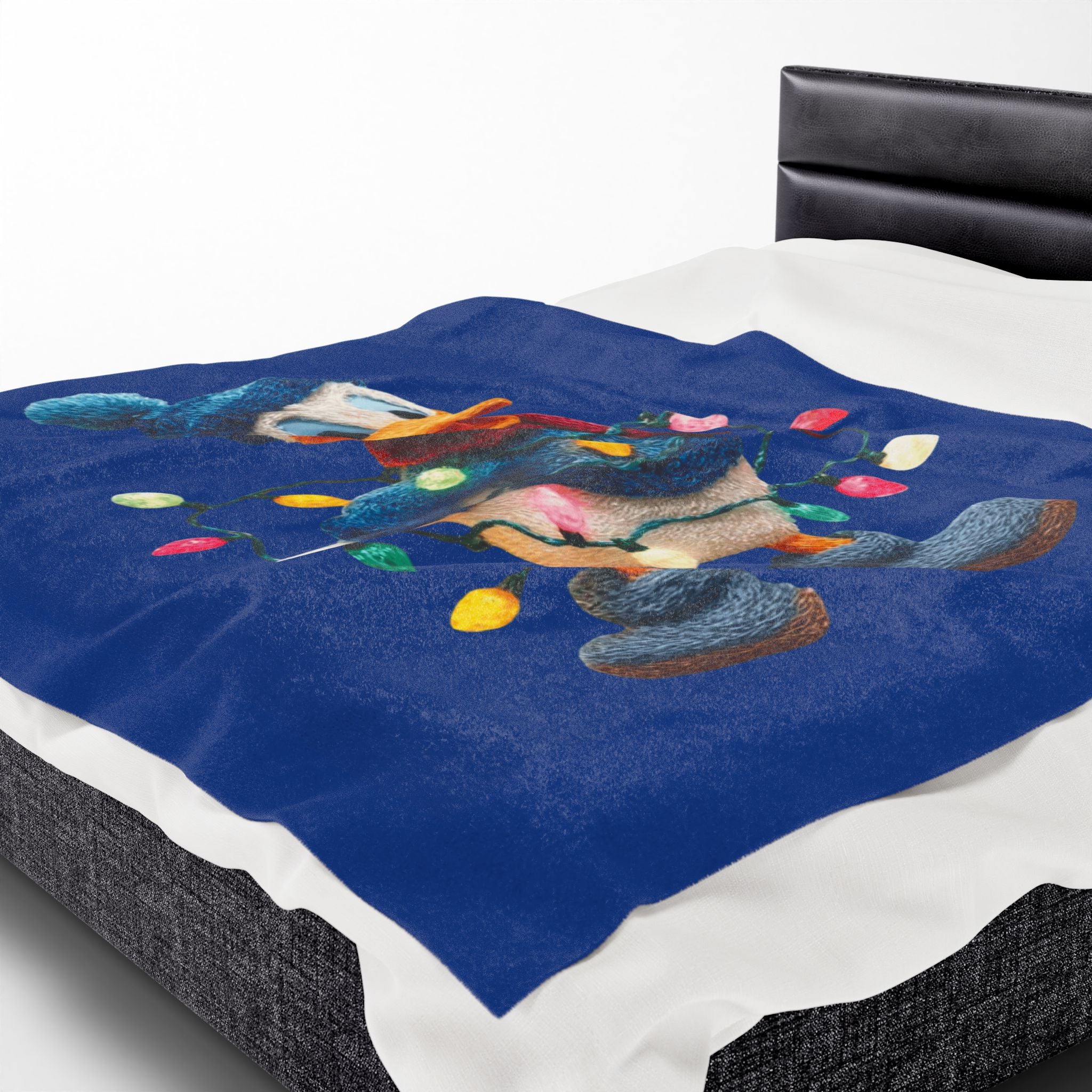 Donald Duck Holiday Plush Blanket  Festive Christmas Lights Velveteen Throw