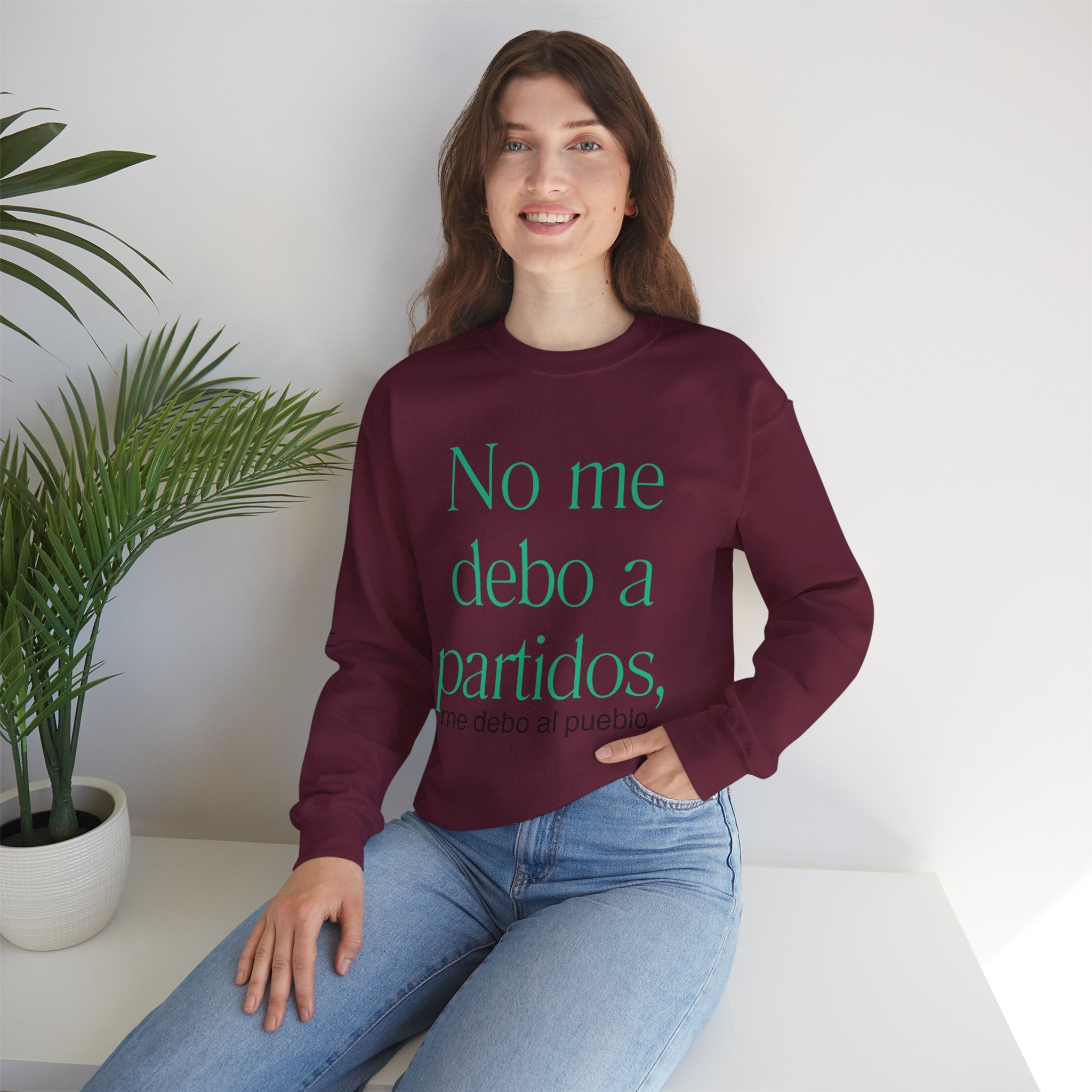 Crewneck Sweatshirt  “No me debo a partidos, me debo al pueblo” Spanish Political Statement