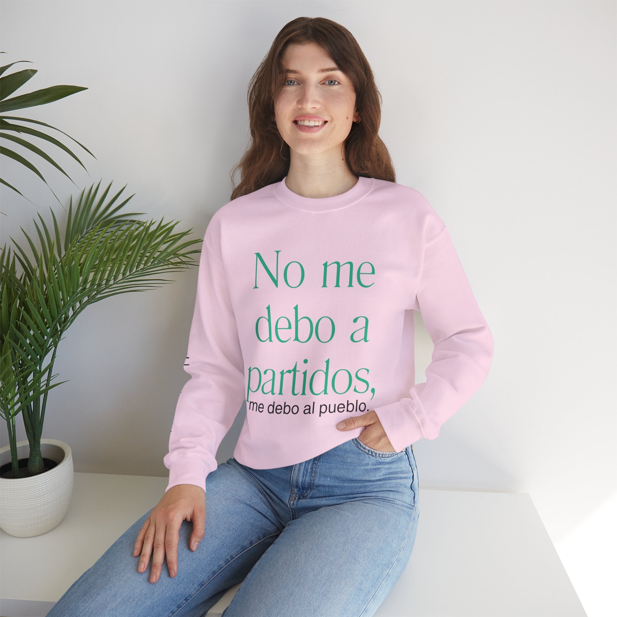 Crewneck Sweatshirt  “No me debo a partidos, me debo al pueblo” Spanish Political Statement