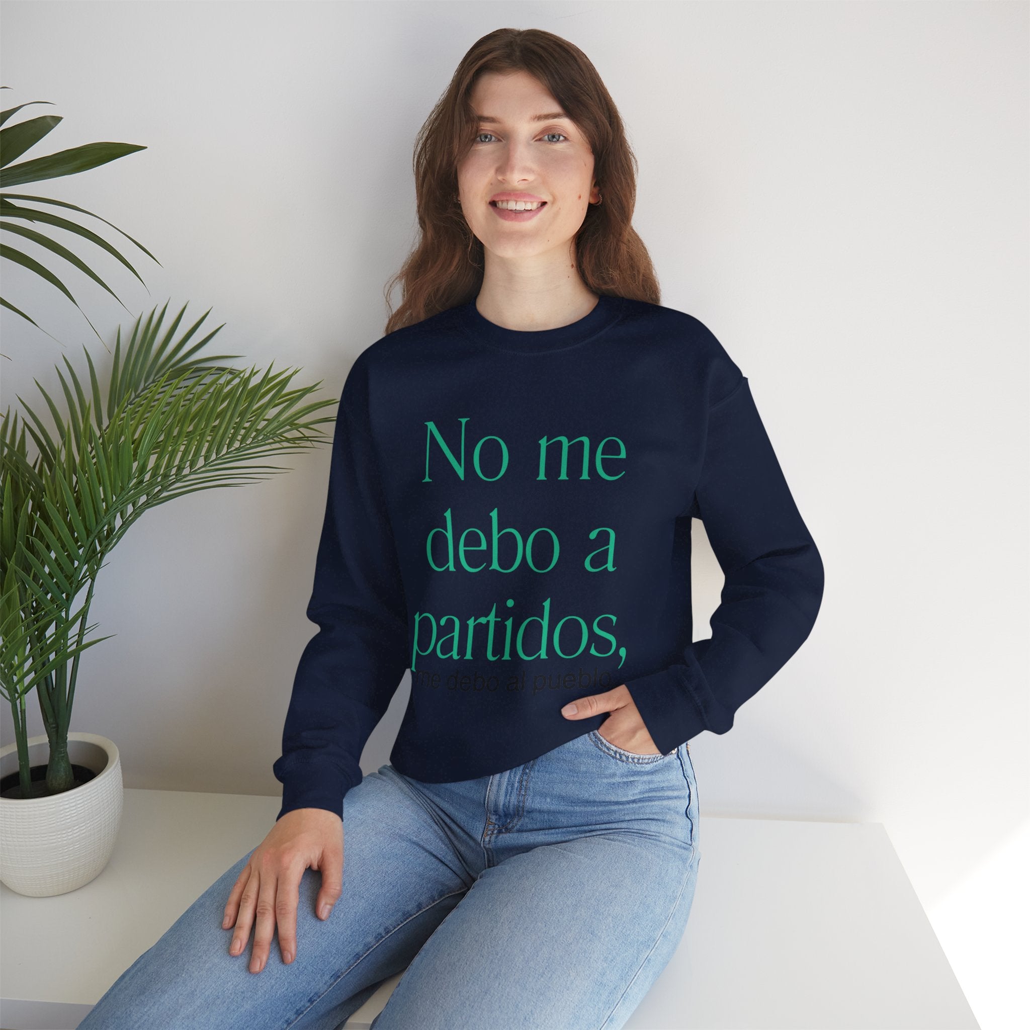 Crewneck Sweatshirt  “No me debo a partidos, me debo al pueblo” Spanish Political Statement