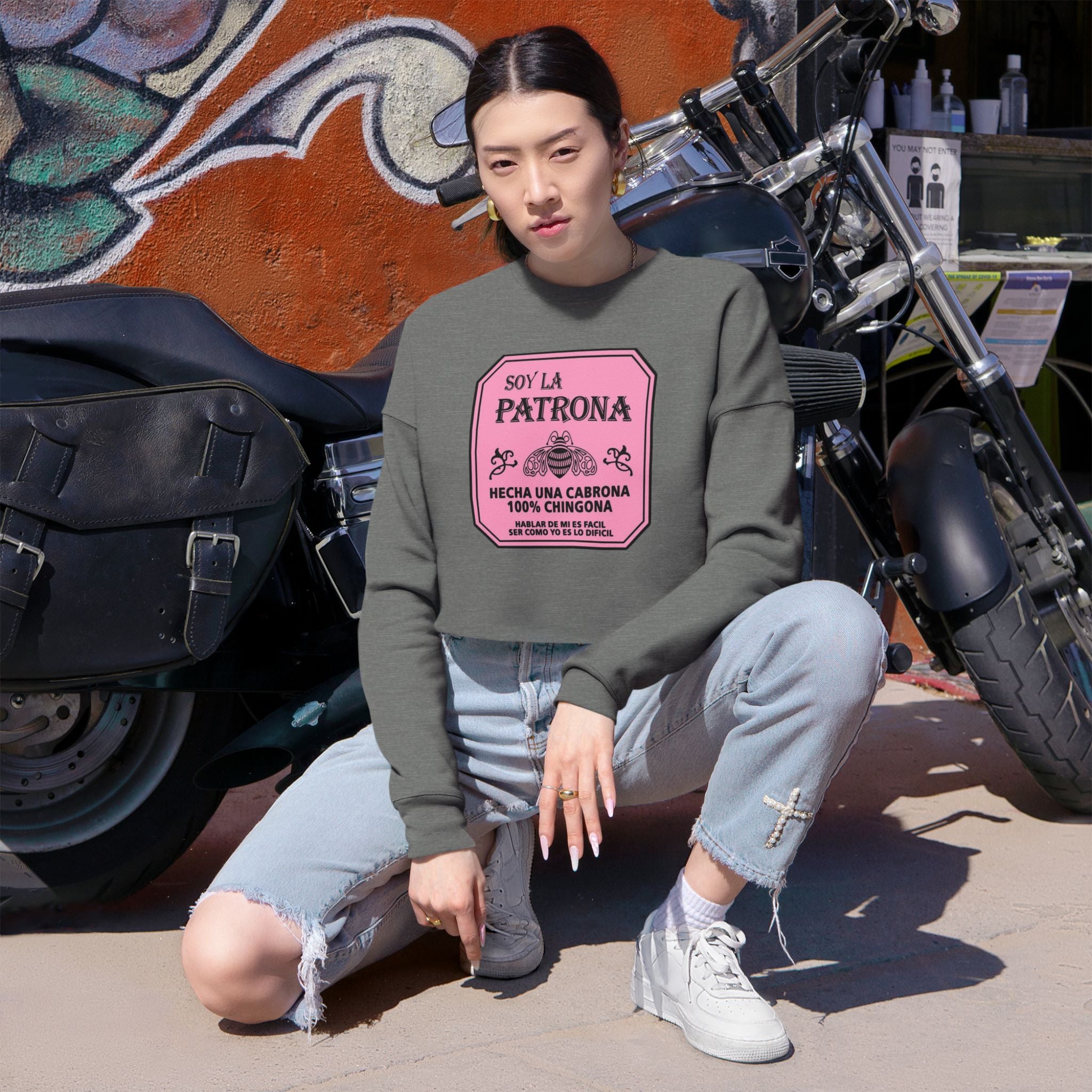 Cropped Sweatshirt “Soy La Patrona” Pink Graphic Amor Familiar Minimalista