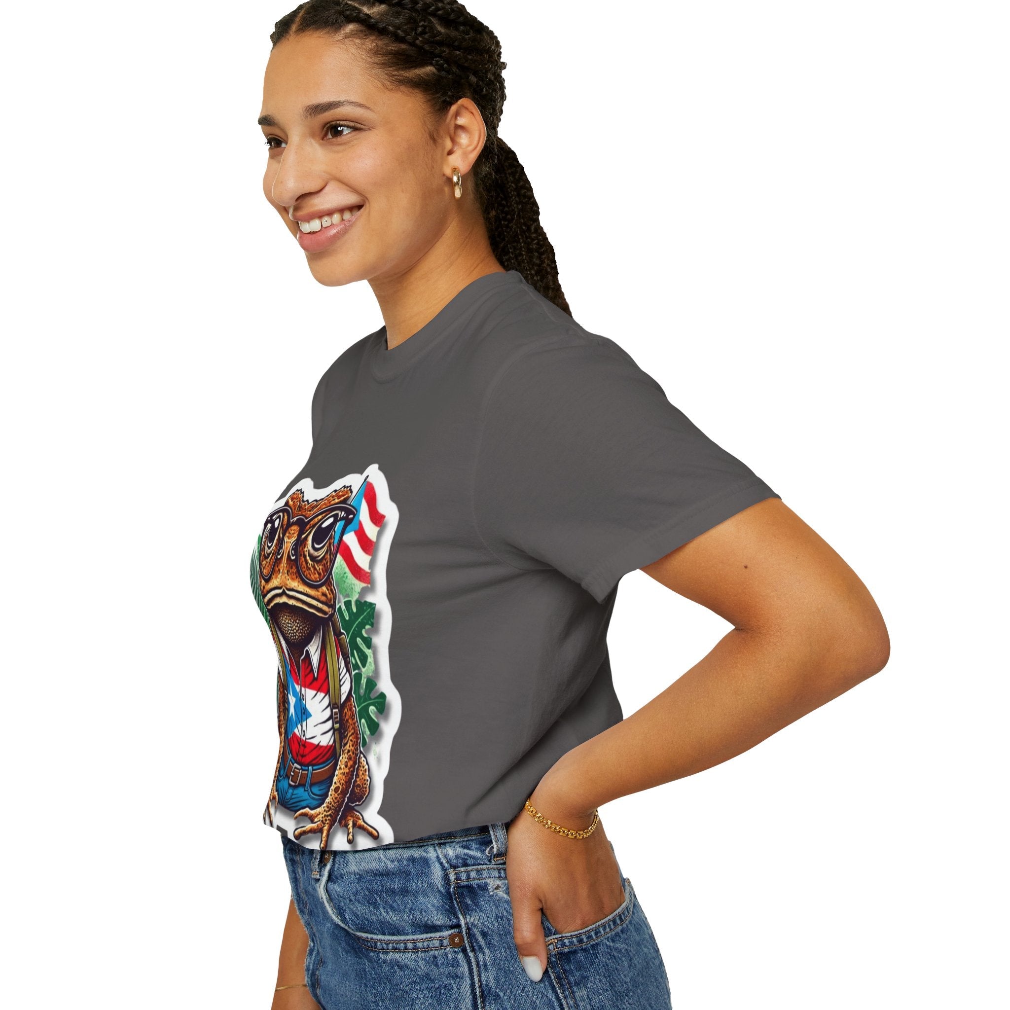 Puerto rico Patriotic Frog T-Shirt, Unisex Garment - Dyed Tee for Nature Lovers, Summer Parties, Luce tu orgullo puertorriqueño con estilo PR - Metamorphosis Creations